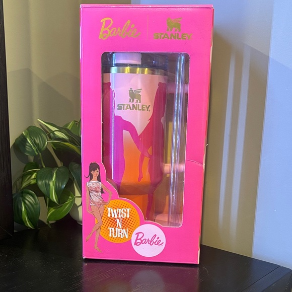 BARBIE X STANLEY 40 Oz TWIST ‘N TURN TUMBLER LIMITED EDITION UNOPENED - Picture 2 of 4